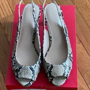 NIB Kelly & Katie Snake Skin Print Peep Toe 3” Heels Original Box Tan & Brown 6